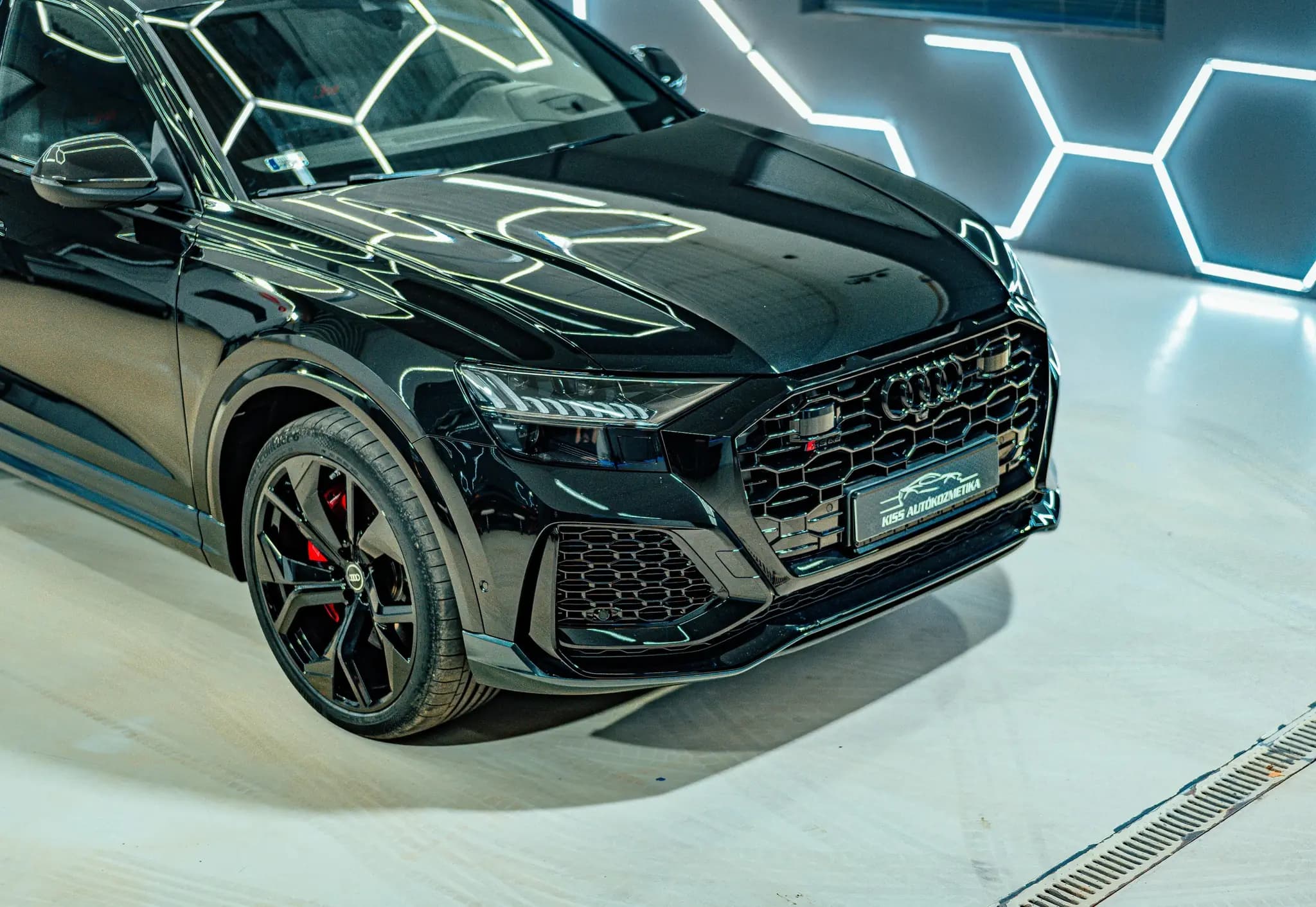 Fekete Audi SUV-coupé kerámia bevonat után a kecskeméti műhely fényalagútjában